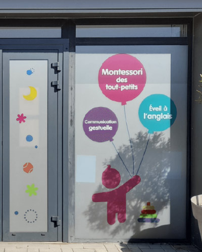 Faites poser une vitrophanie sur les vitres de votre établissement
